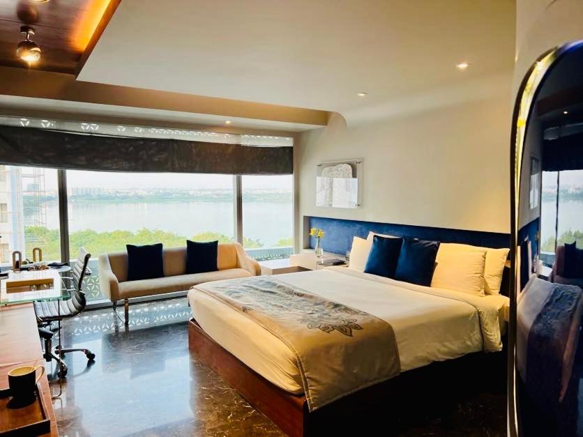The Park Hyderabad, Banjara Hills Near Hussain Sagar Lake Exterior foto A room at the hotel