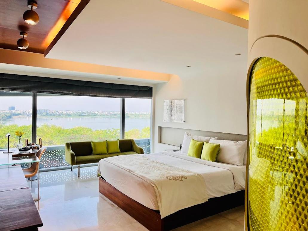 The Park Hyderabad, Banjara Hills Near Hussain Sagar Lake Exterior foto A room at the hotel